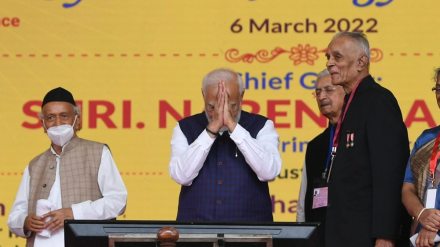 The instructions were issued amid protest by the Congress and NCP workers who alleged that PM Modi insulted Maharashtra by suggesting that the state had encouraged the spread of COVID-19 to other states. The instructions were issued amid protest by the Congress and NCP workers who alleged that PM Modi insulted Maharashtra by suggesting that the state had encouraged the spread of COVID-19 to other states.