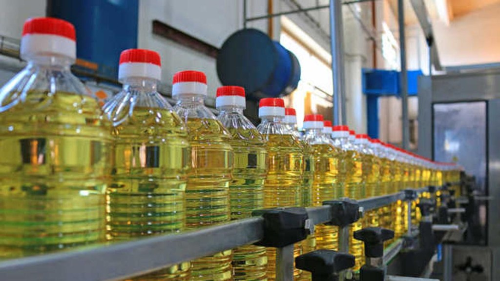 Sunflower oil prices, which have shot up by about 25-30% in recent days, are expected to surge further. India’s 90% of sunflower oil imports come from the Black Sea region of Ukraine and Russia. (File Photo: PTI) Sunflower oil prices, which have shot up by about 25-30% in recent days, are expected to surge further. India’s 90% of sunflower oil imports come from the Black Sea region of Ukraine and Russia. (File Photo: PTI)