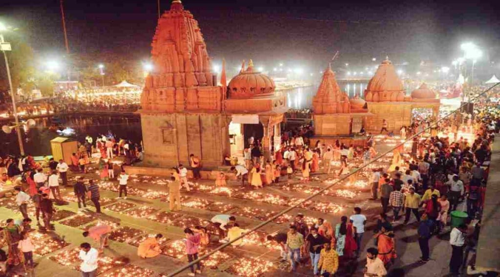 Earthen lamps were lit at the bank of Shripra river and other places in Ujjain on Mahashivratari (Twitter/ Shivraaj Singh Chouhan)