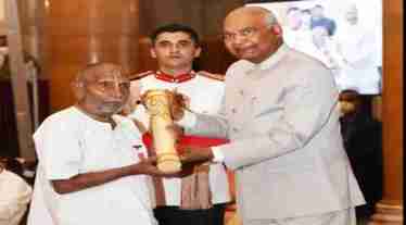 Yoga guru Sivananda receives Padma Shri (Twitter/@rashtrapatibhvn)