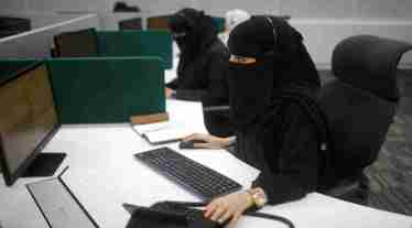 Saudi women work inside the first all-female call centre in the kingdomÕs security sector, in the holy city of Mecca, Saudi Arabia August 29, 2017. REUTERS/Suhaib Salem