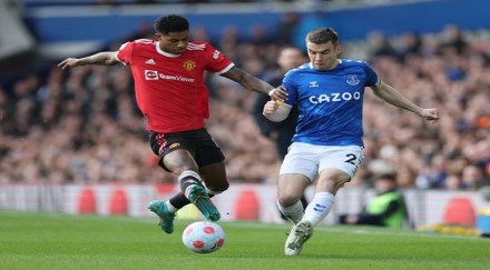 Manchester United's Marcus Rashford in action with Everton's Seamus Coleman (Reuters image)