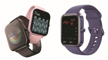 Fastrack Reflex Vox comes in four beautiful colours—Carbon Black, Blazing Blue, Champagne Pink and Flaming Red.