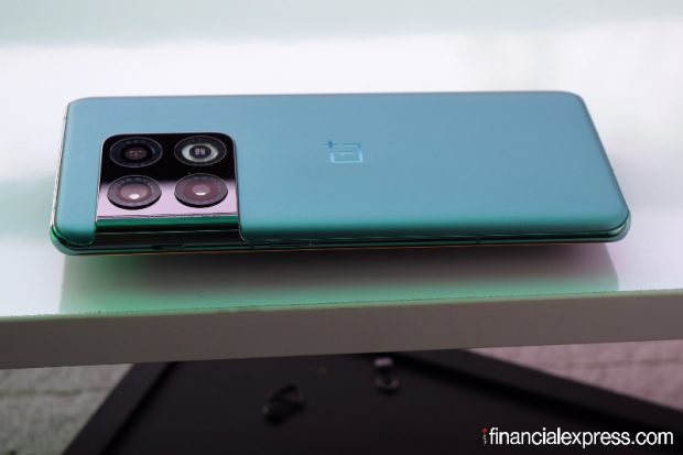 The black version has a matte frosted finish while the green version is sparkly with anti-glare finish. Both are resistant to fingerprints, OnePlus says. The 