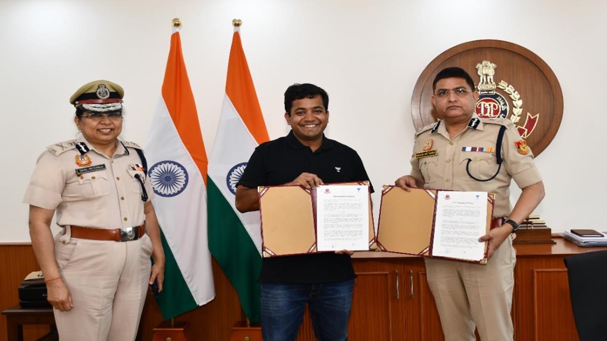 The MoU was exchanged in the presence of Rakesh Asthana, IPS, Commissioner of Delhi Police. The MoU was exchanged in the presence of Rakesh Asthana, IPS, Commissioner of Delhi Police.