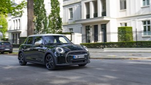 MINI 5-door Resolute Edition Front 3 Quarters