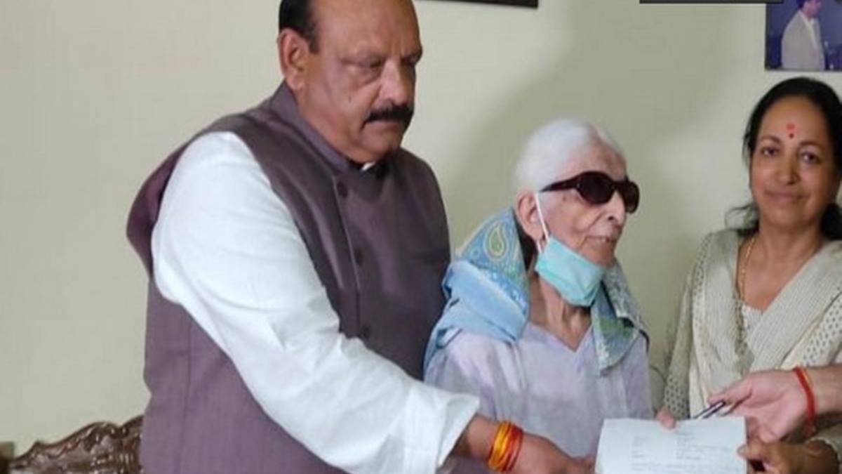 As per estimates, Pushpa's wealth, which includes fixed deposits and gold, is valued at over Rs 50 lakh. 