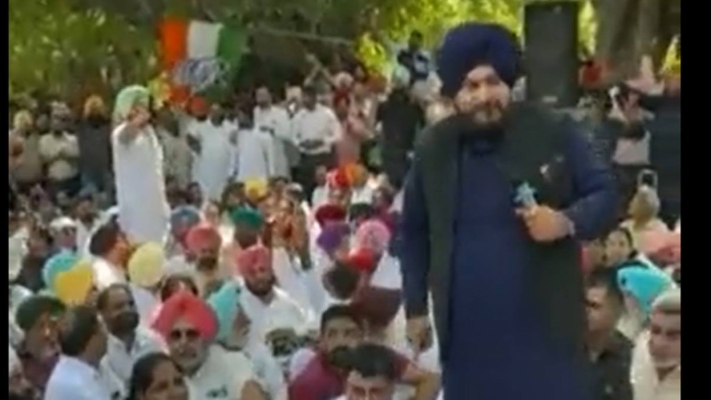 Dhillon publicly confronted Sidhu and accused the former PPCC chief of doing drama and asked him to name the person. 