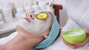 People with oily skin should avoid using SPF higher than 20. (Pixabay)
