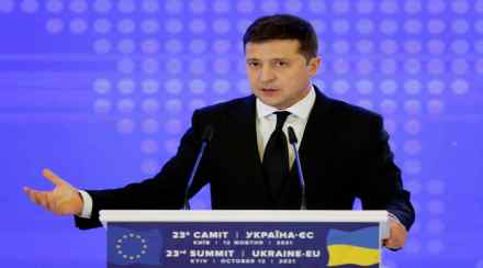 Zelenskyy said he spoke on Saturday with the leaders of Britain and Sweden about how to defend Mariopol. (REUTERS/Valentyn Ogirenko/File Photo) Zelenskyy said he spoke on Saturday with the leaders of Britain and Sweden about how to defend Mariopol. (REUTERS/Valentyn Ogirenko/File Photo)