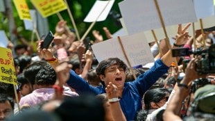 AAP members protest in Delhi