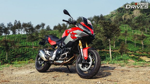 2022 BMW F 900 XR front right