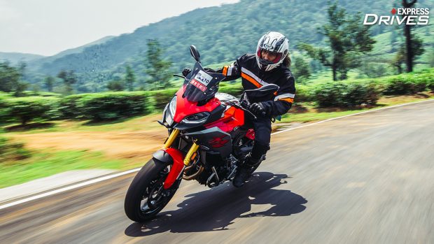 2022 BMW F 900 XR riding