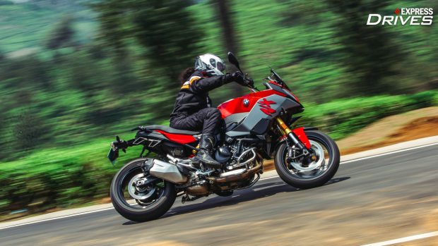 2022 BMW F 900 XR riding