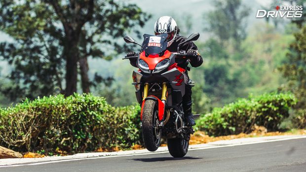 2022 BMW F 900 XR wheelie