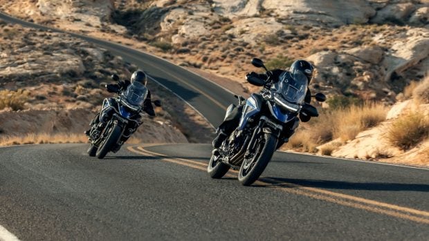 The all-new Triumph Tiger 1200 boasts a distinctive styling. At the front, it gets a sleeker all-LED headlamp with a horizontal strip of LED DRL running in between. Being an ADV, it features a tall visor, a muscular fuel tank, and an upswept exhaust. Moreover, the motorcycle is available in a total of six different colours.