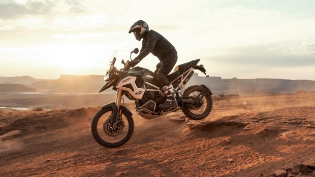 Powering the new Triumph Tiger 1200 is a 1,160cc inline three-cylinder engine with a T-plane firing order. This motor churns out 150 hp of maximum power at 9,000 RPM and 130 Nm of peak torque at 7,000 RPM, i.e. around 9 hp and 8 Nm more than its predecessor.