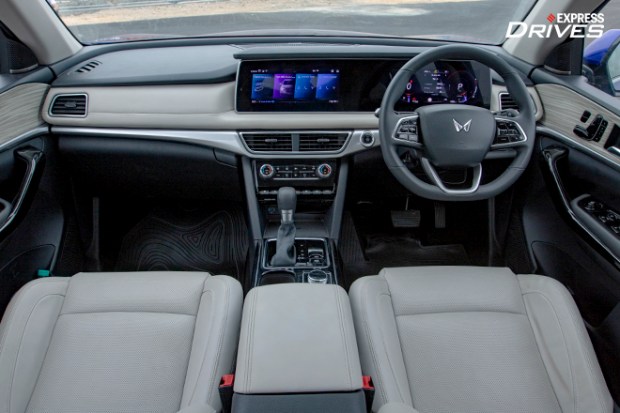 XUV700 Apple CarPlay