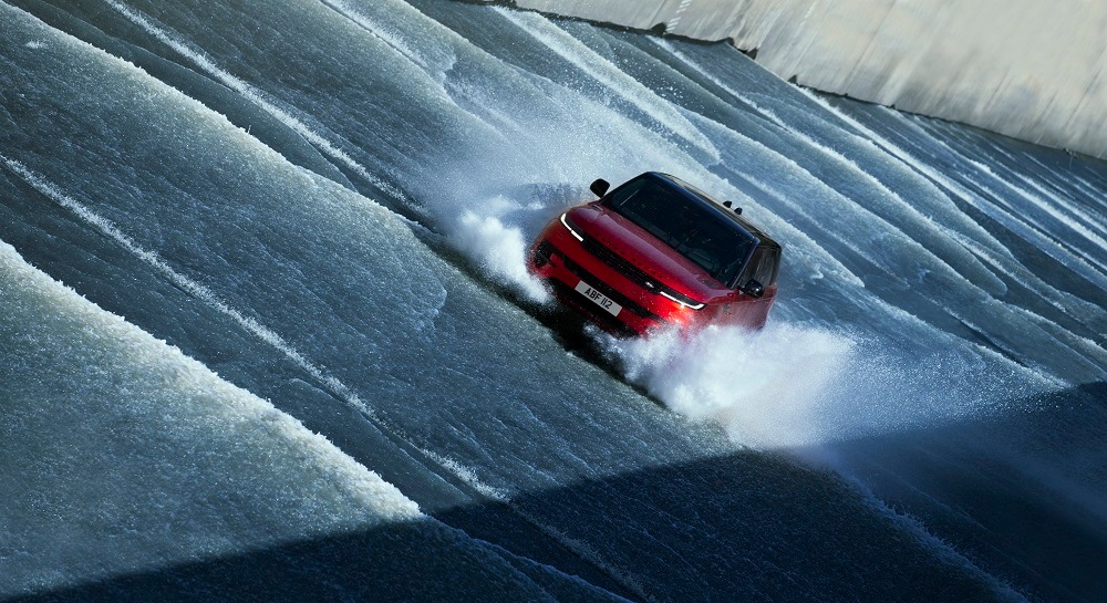 New Range Rover revealed with epic spillway climb - Express Mobility ...