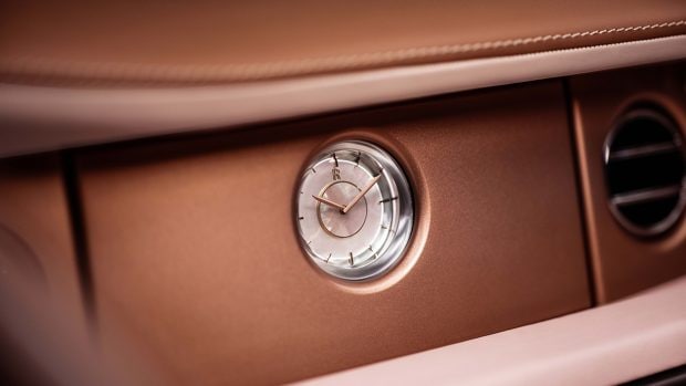 The dashboard house a special timepiece made from mother-of-pearl, chosen and supplied by the client from his own collection. To go with the calm and simple approach of the rest of the vehicle, this clock is also minimalistic in appearance. The same element is also found on the control switches and instrument dials.