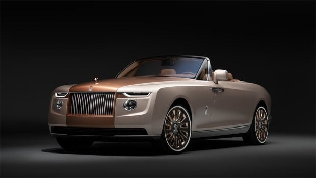 While the first model was draped in a cool blue shade, this one goes for a warmer tone. This colour is a mix of oyster and soft rose, with large white and bronze mica flakes. This gives the surface a pearlescent quality that changes under different light conditions. Adding accent to the body paint is the cognac-coloured bonnet that contains fine bronze and gold coloured aluminium mica flakes. This colour scheme was inspired by the pearl shells shared by the client. These shells were part of their private collection and had a unique colour.
