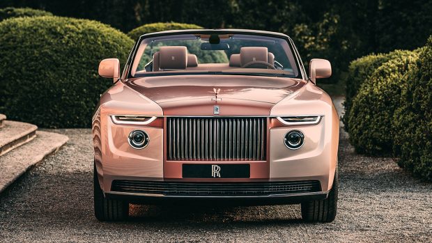 At the front of the vehicle is the Pantheon Grille, flanked by rather sleek LED DRLs. The same sleek design is also seen in the tail lights. But coming back to the front grille, it has been milled from a single, solid billet of aluminium and the edges have been pained in the same cognac colour. On top of the grille is the iconic Spirit of Ecstasy finished in rose gold.