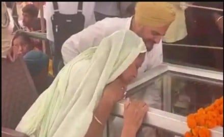 Sidhu Moosewala's parents bid final goodbye. (Express Photo)