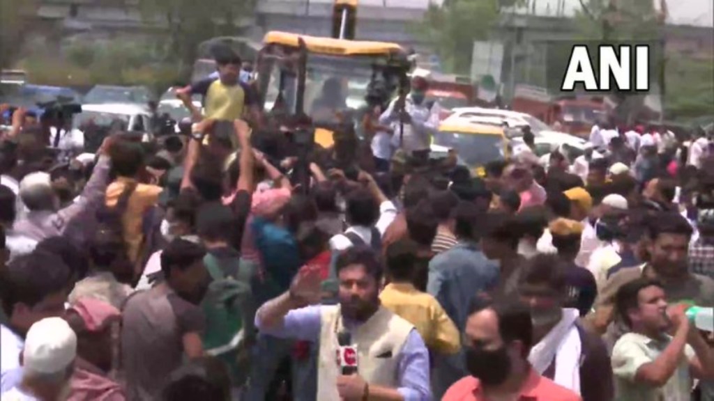 Shaheen Bagh Demolition Drive Live Updates: Accompanied by Congress workers, the locals are demanding court order from the municipal corporation officials. Shaheen Bagh Demolition Drive Live Updates: Accompanied by Congress workers, the locals are demanding court order from the municipal corporation officials.