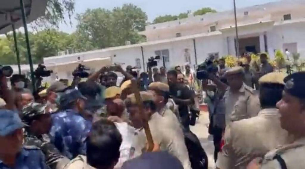 The Congress has alleged that police personnel entered the premises of the Congress headquarters and beat up party workers. 