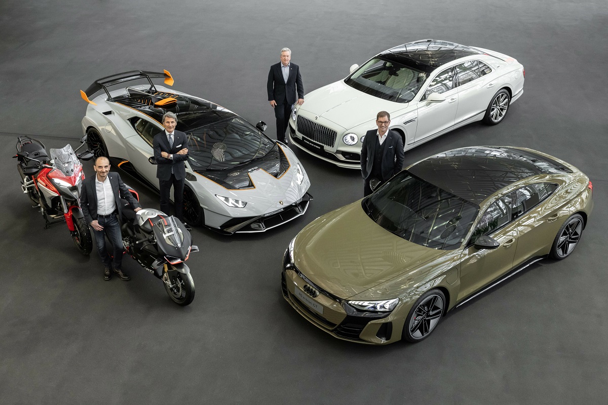 With intensified cooperation in their Brand Group, Audi, Bentley, Ducati and Lamborghini will experience increasing benefits from synergies on this path into the future. Cooperation within the group gives the brands the freedom to focus on their individual strengths.
Picture starting left: Claudio Domenicali (CEO Ducati Motor Holding S.p.A.), Stephan Winkelmann (CEO Automobili Lamborghini S.p.A./Huracan STO), Adrian Hallmark (CEO Bentley Motors Ltd.), Markus Duesmann (CEO AUDI AG)
Products starting left:
Ducati Panigale V4 SP2, Ducati Multistrada V4 S, Lamborghini Huracan STO, Bentley Flying Spur Hybrid, Audi RS e-tron GT With intensified cooperation in their Brand Group, Audi, Bentley, Ducati and Lamborghini will experience increasing benefits from synergies on this path into the future. Cooperation within the group gives the brands the freedom to focus on their individual strengths.
Picture starting left: Claudio Domenicali (CEO Ducati Motor Holding S.p.A.), Stephan Winkelmann (CEO Automobili Lamborghini S.p.A./Huracan STO), Adrian Hallmark (CEO Bentley Motors Ltd.), Markus Duesmann (CEO AUDI AG)
Products starting left:
Ducati Panigale V4 SP2, Ducati Multistrada V4 S, Lamborghini Huracan STO, Bentley Flying Spur Hybrid, Audi RS e-tron GT
