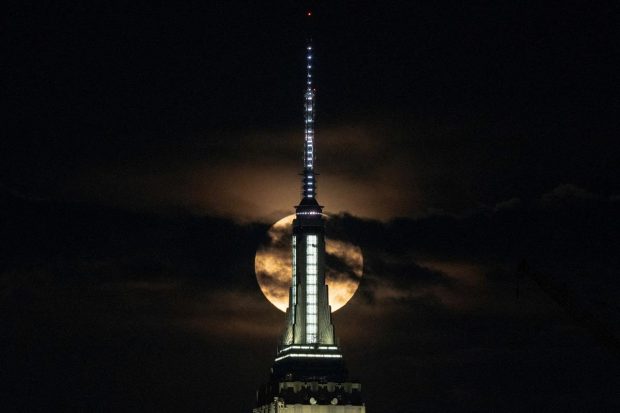 A full moon rises over the New York City skyline, as seen from Weehawken, New Jersey, U.S. (Reuters Photo)