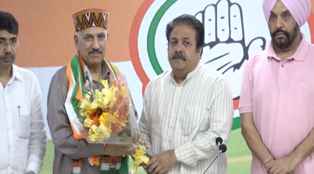 Former Himachal BJP chief Khimi Ram joins Congress. (Screengrab: Twitter/INCIndia)
