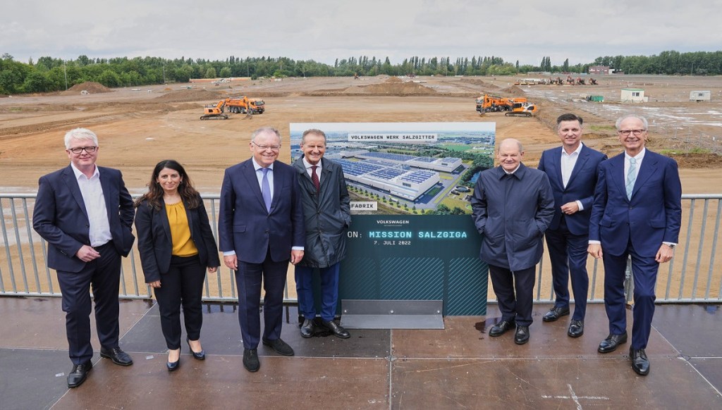 Ceremonial start of construction for the cell factory in Salzgitter. L-R: Frank Blome, CEO PowerCo; Daniela Cavallo, Chairwoman of the Group Works Council Volkswagen; Stephan Weil, Prime Minister of Lower Saxony; Herbert Diess, Chairman, Volkswagen; Olaf Scholz, Federal Chancellor; Thomas Schmall, Member Volkswagen Board of Management for Technology and Chairman of the Board of Management at Volkswagen Group Components; Hans Dieter Potsch, Chairman of the supervisory Board of Volkswagen.