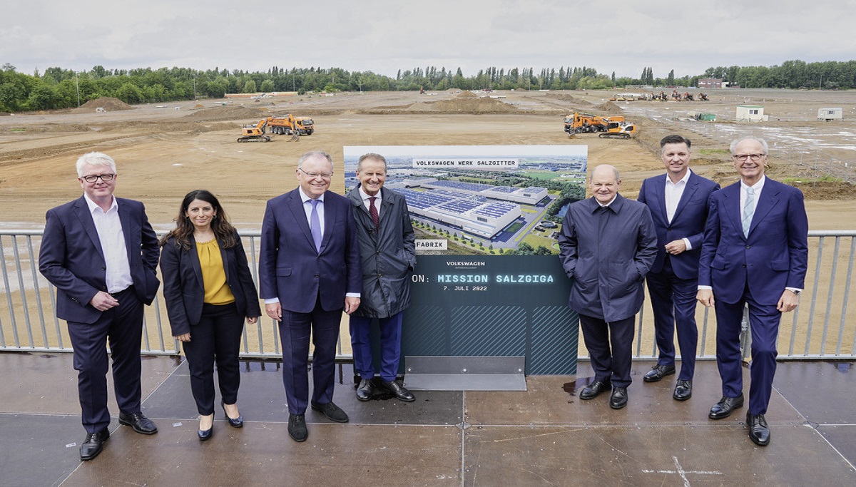 Ceremonial start of construction for the cell factory in Salzgitter. L-R: Frank Blome, CEO PowerCo; Daniela Cavallo, Chairwoman of the Group Works Council Volkswagen; Stephan Weil, Prime Minister of Lower Saxony; Herbert Diess, Chairman, Volkswagen; Olaf Scholz, Federal Chancellor; Thomas Schmall, Member Volkswagen Board of Management for Technology and Chairman of the Board of Management at Volkswagen Group Components; Hans Dieter Potsch, Chairman of the supervisory Board of Volkswagen. Ceremonial start of construction for the cell factory in Salzgitter. L-R: Frank Blome, CEO PowerCo; Daniela Cavallo, Chairwoman of the Group Works Council Volkswagen; Stephan Weil, Prime Minister of Lower Saxony; Herbert Diess, Chairman, Volkswagen; Olaf Scholz, Federal Chancellor; Thomas Schmall, Member Volkswagen Board of Management for Technology and Chairman of the Board of Management at Volkswagen Group Components; Hans Dieter Potsch, Chairman of the supervisory Board of Volkswagen.
