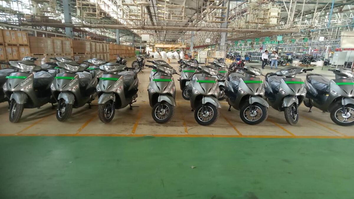 Hero Electric rolls out electric scooters from Mahindra’s Pithampur plant Hero Electric rolls out electric scooters from Mahindra’s Pithampur plant