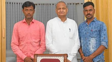 Rajasthan CM Ashok Gehlot met Prahlad Singh Chundawat and Shakti Singh and appreciated them for their bravery.(Photo/Indian Express)