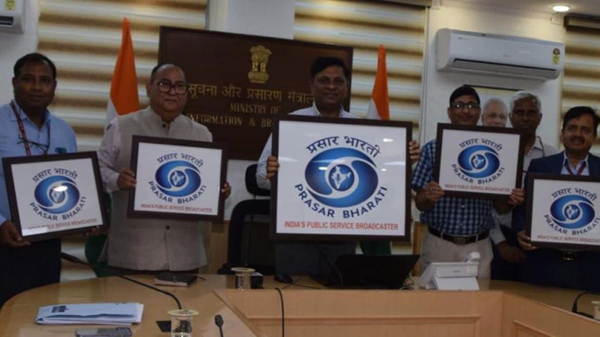 In the earlier format, the corporate office of Prasar Bharati used both AIR and Doordarshan logos on both the sides of the written text 'PRASAR BHARATI' along with the Indian emblem in the middle