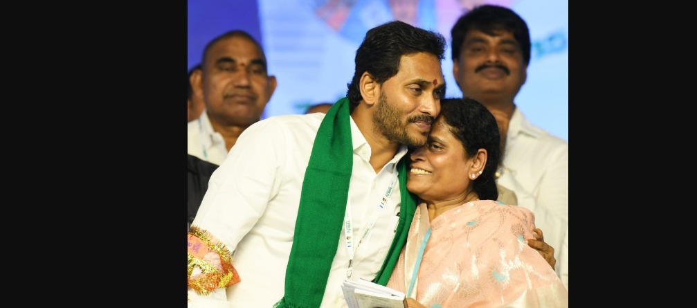 "As a mother, I will always be close to Jagan," Vijayamma said, as the Chief MInister smiled quietly.