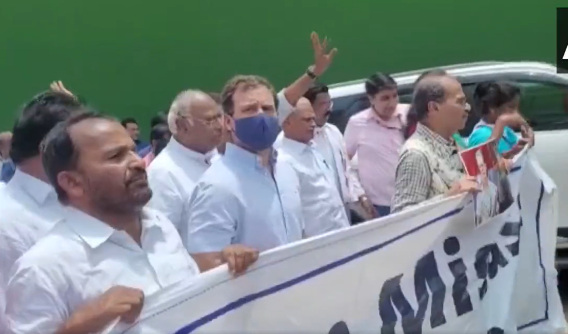 Rahul Gandhi leads the protest against Sonia Gandhi's ED deposition. (ANI video screenshot)