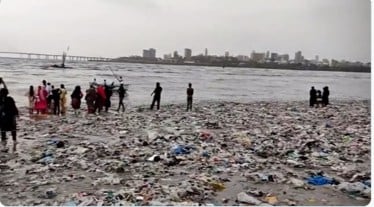 This video clearly shows how mother nature throws the garbage back onto the seashore, making people understand how they are destroying the planet. (Photo credit: Snap from @mumbaimatterz video)
