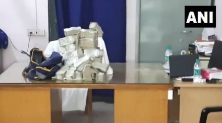 West Bengal police seize huge amount of cash from vehicle of 3 Jharkhand Congress MLAs. (ANI) 