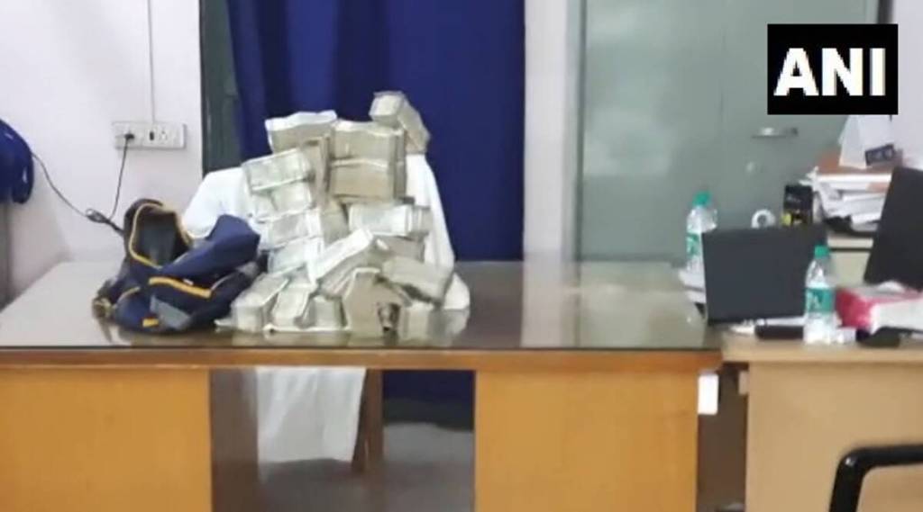 West Bengal police seize huge amount of cash from vehicle of 3 Jharkhand Congress MLAs. (ANI) West Bengal police seize huge amount of cash from vehicle of 3 Jharkhand Congress MLAs. (ANI)