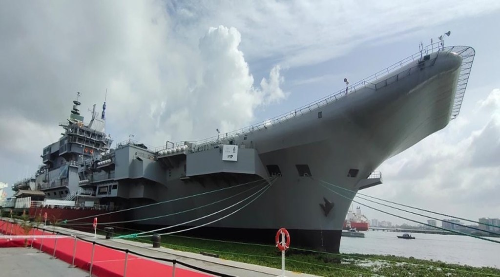 This aircraft carrier is 62 meters wide, has a height of 59 meters and is 262 meters long. (Photo: Indian Navy)