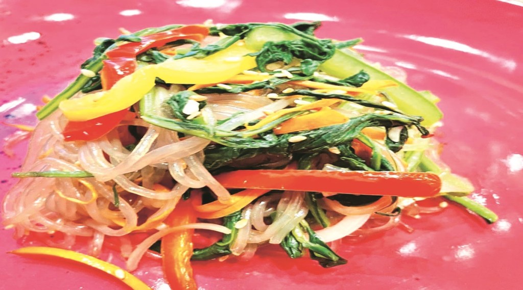 Talk about kimchi that Koreans eat every day, or tteokbokki (simmered rice cake) that is enjoyed on the streets and paired with boiled eggs and scallions, and you will instantly feel at home. Talk about kimchi that Koreans eat every day, or tteokbokki (simmered rice cake) that is enjoyed on the streets and paired with boiled eggs and scallions, and you will instantly feel at home.