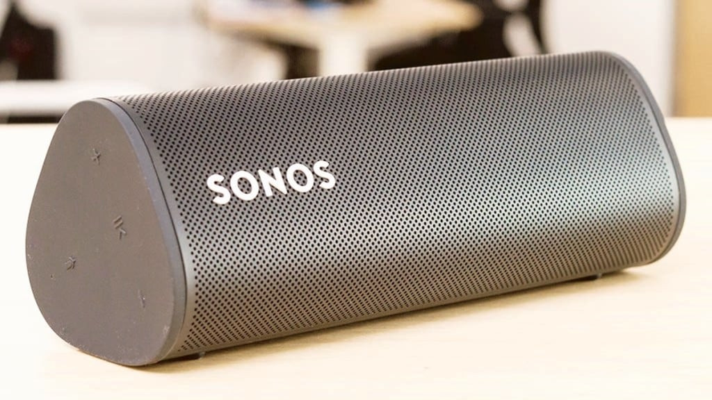 You can place Roam upright to save surface space, or lay it horizontally for added stability. The sound adapts to the speaker’s orientation for the best listening experience.