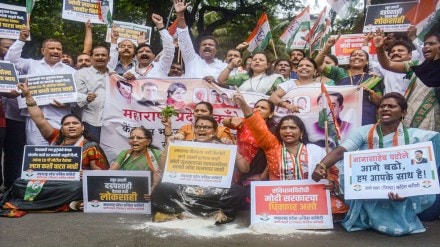 Congress workers raise slogans during a protest against inflation, unemployment and GST hike on essential items, in Thane (PTI image)