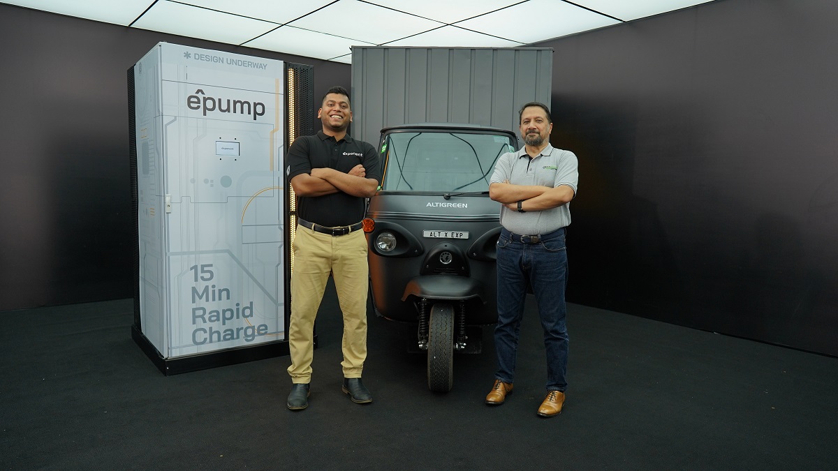 L-R: Arun Vinayak, Co-Founder & CEO, Exponent Energy with Dr Amitabh Saran, Founder & CEO, Altigreen Propulsion Labs.