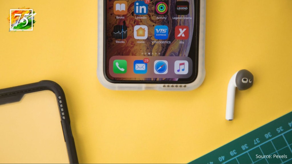 On August 15, 1995, telecommunications company Videsh Sanchar Nigam Limited (VSNL) unveiled the first public internet service in India, in the cities of Mumbai, Delhi, Kolkata and Chennai