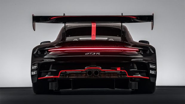 Since the new 911 GT3 R is so fast around a track, it also needs a competent braking setup. At the front, it gets 390mm disc brakes with six-piston callipers and 370mm disc brakes at the back with four-piston callipers. The hardware is complemented by a new ABS software that is tasked with reducing wear on the brakes and the tyres.