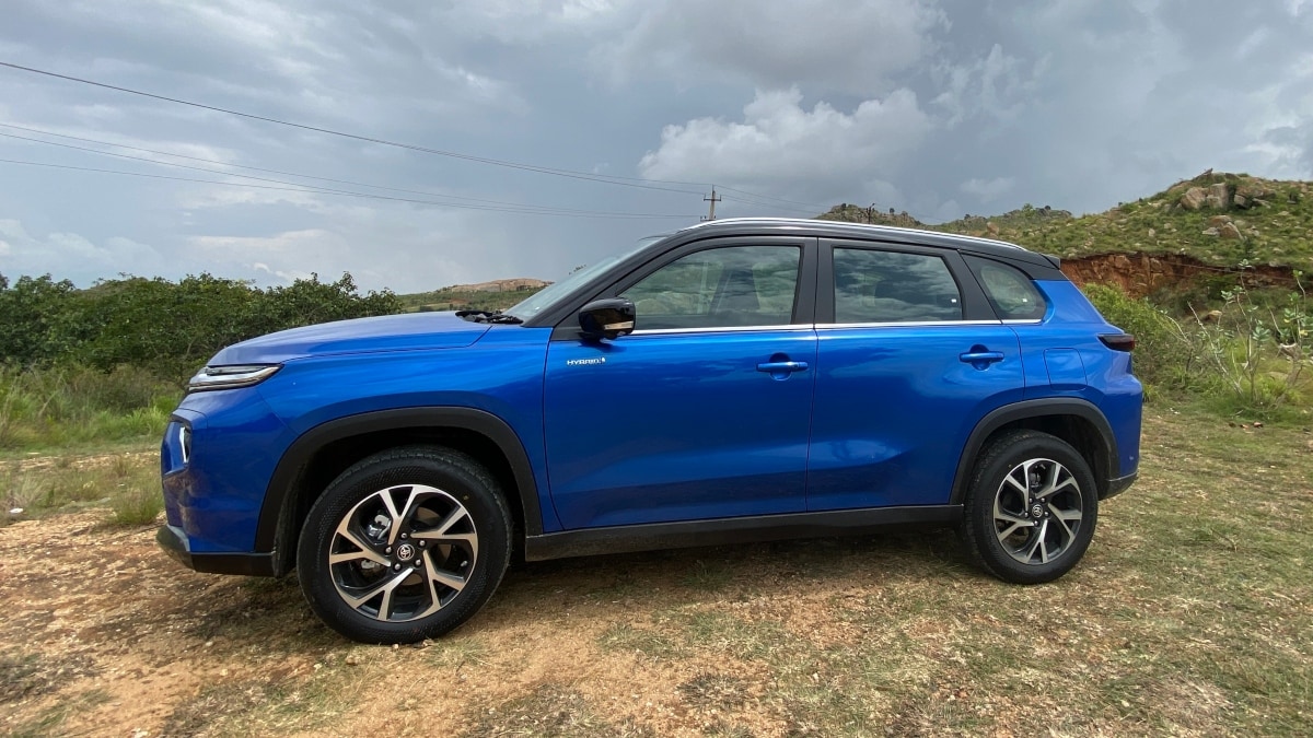 The side profile of the Hyryder features large 17-inch dual-tone alloy wheels while at the rear, it gets slim LED taillamps. It also sports body cladding all around and skid plates at the front and rear for a tough appeal.
